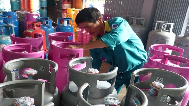 Tin tức mới cập nhật h&ocirc;m nay cho biết gi&aacute; gas giảm 4.500 đồng/b&igrave;nh 12kg