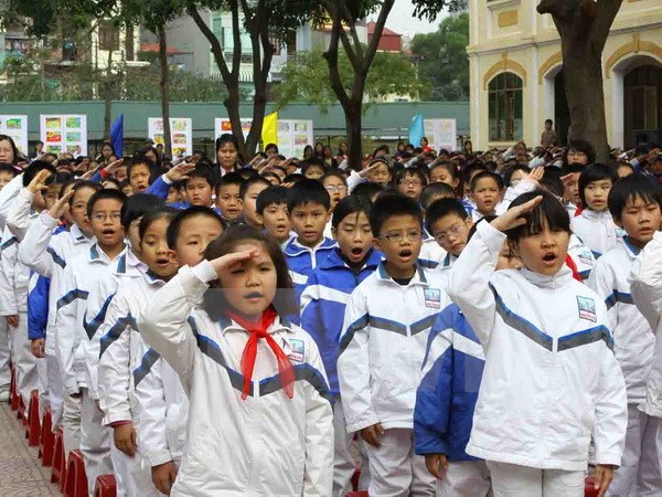 Tin tức mới cập nhật h&ocirc;m nay cho biết H&agrave; Nội bắt đầu đồng loạt thực hiện nghi lễ ch&agrave;o cờ đầu tuần