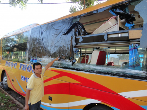 Xe kh&aacute;ch Ngọc Th&ocirc;ng bị n&eacute;m đ&aacute; trong đ&ecirc;m 1/6