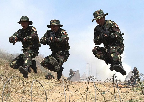 Binh l&iacute;nh Trung Quốc trong một cuộc tập trận