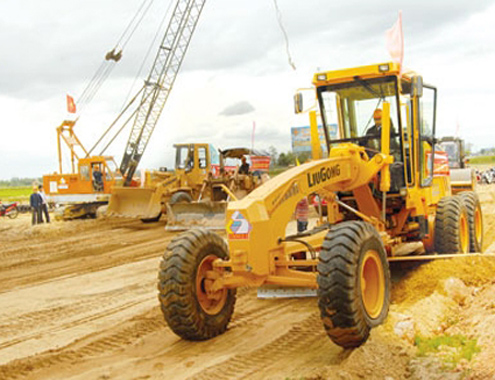 Thi c&ocirc;ng tuyến đường cao tốc Đ&agrave; Nẵng - Quảng Ng&atilde;i