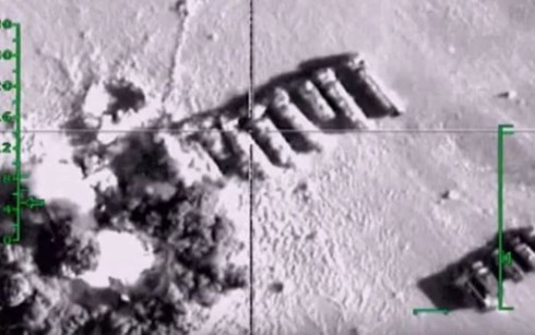 Những h&agrave;ng xe chở dầu ở bi&ecirc;n giới Thổ Nhĩ Kỳ-Syria bị m&aacute;y bay oanh k&iacute;ch. Ảnh: Bộ Quốc ph&ograve;ng Nga