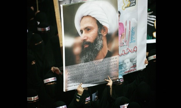 Một người biểu t&igrave;nh chống ch&iacute;nh phủ Saudi Arabia cầm ảnh của gi&aacute;o sỹ Nimr al-Nimr