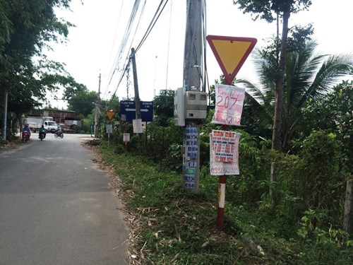 Bảng rao b&aacute;n đất treo khắp nơi ở gần dự &aacute;n s&acirc;n bay Long Th&agrave;nh