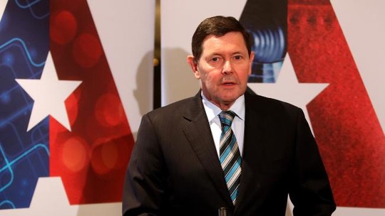 ộ trưởng Quốc ph&ograve;ng Kevin Andrews cho biết sẽ kh&ocirc;ng đứng về nước n&agrave;o