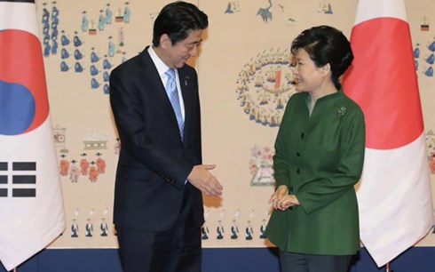 Thủ tướng Nhật Bản Shinzo Abe gặp Tổng thống Hàn Quốc Park Geun-Hye (phải) ngày 2/11 Thủ tướng Nhật Bản Shinzo Abe gặp Tổng thống Hàn Quốc Park Geun-Hye (phải) ngày 2/11