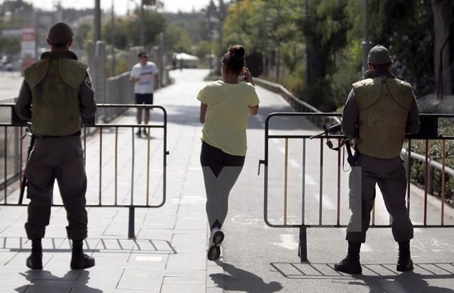 Binh sỹ Israeal gác tại lối vào một khu vực công cộng ở phía tây Jerusalem ngày 14/10 Binh sỹ Israeal gác tại lối vào một khu vực công cộng ở phía tây Jerusalem ngày 14/10