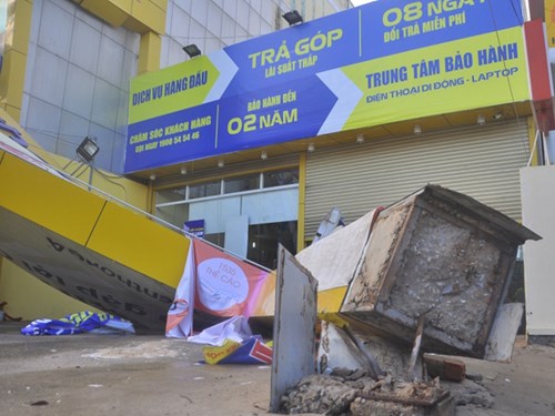 Biển quảng c&aacute;o bị gi&oacute; quật ng&atilde;