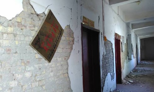 Tường nh&agrave; nứt vỡ v&igrave; động đất.