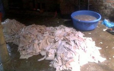 Cơ quan chức năng ph&aacute;t hiện một cơ sở đang chế biến v&agrave; lưu giữ 2,7 tấn thịt bẩn