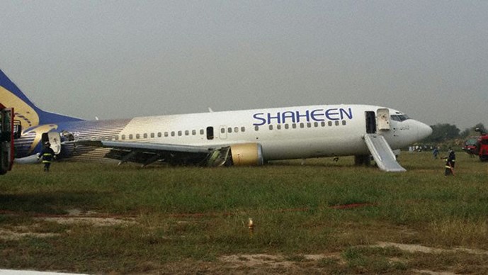 Hiện trường vụ m&aacute;y bay Pakistan trượt đường băng ở s&acirc;n bay tại Lahore ng&agrave;y 3/11