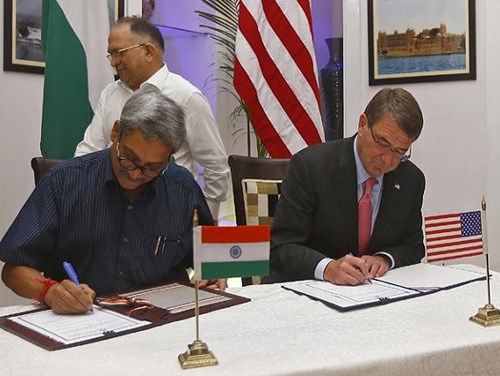 Hai bộ trưởng Manohar Parrikar và Ashton Carter ký kết thỏa thuận hợp tác quốc phòng Hai bộ trưởng Manohar Parrikar và Ashton Carter ký kết thỏa thuận hợp tác quốc phòng