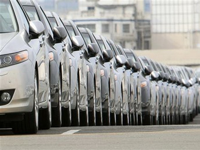 Xe hơi vừa mới xuất xưởng đang được tập trung tại cảng Yokohama, ph&iacute;a nam Tokyo