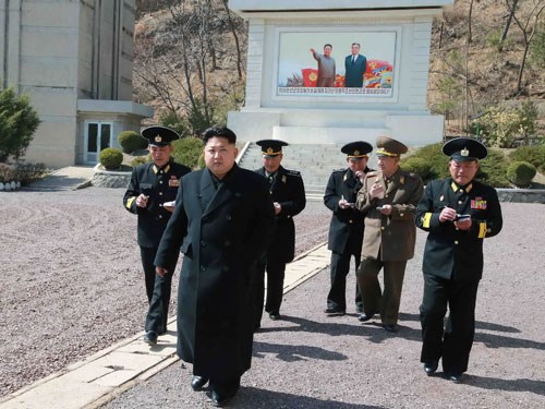 L&atilde;nh đạo Triều Ti&ecirc;n Kim Jong-un trong một lần thị s&aacute;t đơn vị hải qu&acirc;n