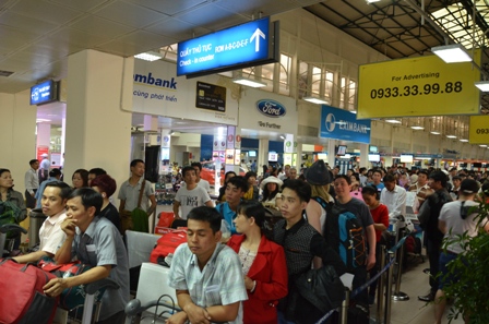 H&agrave;nh kh&aacute;ch xếp h&agrave;ng l&agrave;m thủ tục tại s&acirc;n bay T&acirc;n Sơn Nhất