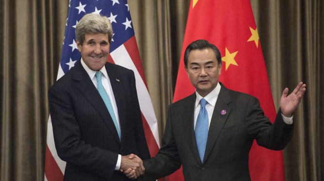 &Ocirc;ng Vương Nghị (phải) v&agrave; &ocirc;ng John Kerry 