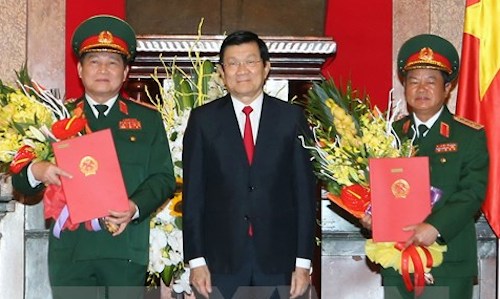 Chủ tịch nước Trương Tấn Sang đ&atilde; trao quyết định thăng qu&acirc;n h&agrave;m đại tướng cho hai thượng tướng Ng&ocirc; Xu&acirc;n Lịch v&agrave; Đỗ B&aacute; Tỵ