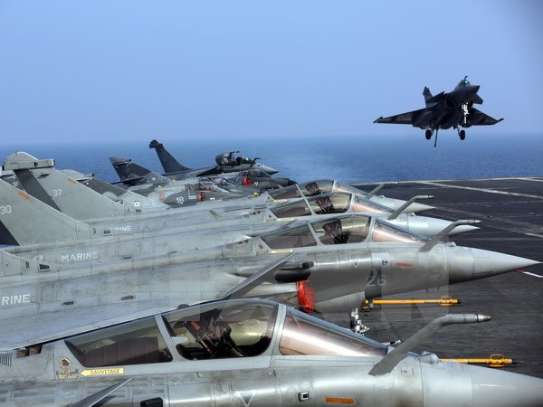 M&aacute;y bay chiến đấu Rafale của hải qu&acirc;n Ph&aacute;p hạ c&aacute;nh xuống tầu Charles de Gaulle