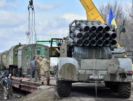 Binh sỹ Ukraine chuyển vũ kh&iacute; khỏi th&agrave;nh phố Artemivsk thuộc khu vực Donetsk ở miền đ&ocirc;ng ng&agrave;y 6/3