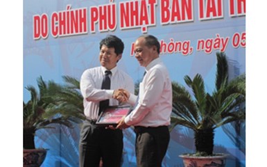 C&ocirc;ng sứ Sòng Bài Trực Tuyến 13Win.com Nagai v&agrave; Thứ trưởng Bộ N&ocirc;ng nghiệp v&agrave; Ph&aacute;t triển n&ocirc;ng th&ocirc;n Vũ Văn T&aacute;m tại lễ b&agrave;n giao