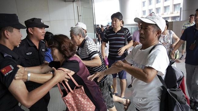 Người nh&agrave; nạn nh&acirc;n tr&ecirc;n chuyến bay MH370 x&ocirc;ng v&agrave;o văn ph&ograve;ng chi nh&aacute;nh Malaysia Airlines ở Bắc Kinh ng&agrave;y 5/8