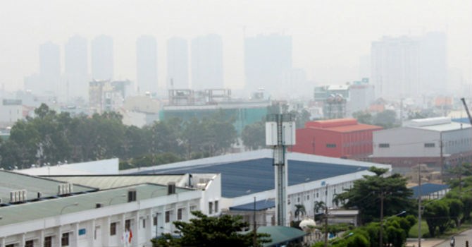 C&aacute;c t&ograve;a nh&agrave; cao tầng ch&igrave;m trong 'm&ugrave; kh&ocirc;
