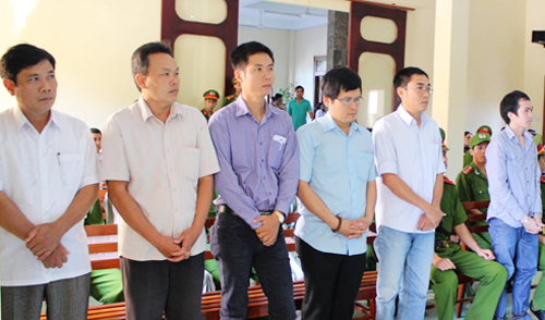 Bị c&aacute;o Ho&agrave;n (ngo&agrave;i c&ugrave;ng b&ecirc;n tr&aacute;i) c&ugrave;ng c&aacute;c thuộc cấp tại t&ograve;a