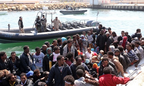 Hải qu&acirc;n Libya h&ocirc;m qua hộ tống chiếc thuyền chở h&agrave;ng trăm người di cư tới thủ đ&ocirc; Tripoli của nước n&agrave;y