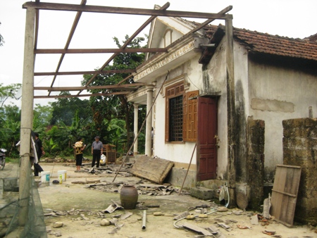 Tin tức mới cập nhật h&ocirc;m nay cho biết hơn 300 ng&ocirc;i nh&agrave; ở H&agrave; Tĩnh bị tốc m&aacute;i do lốc xo&aacute;y