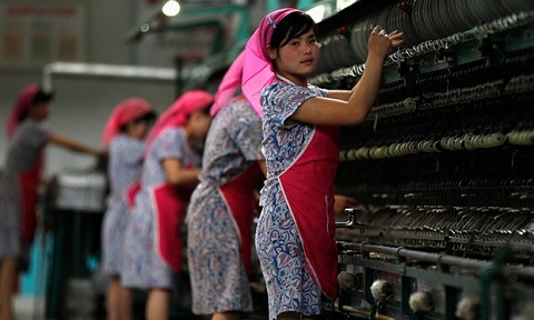 C&ocirc;ng nh&acirc;n làm vi&ecirc;̣c trong nhà máy ở Tri&ecirc;̀u Ti&ecirc;n