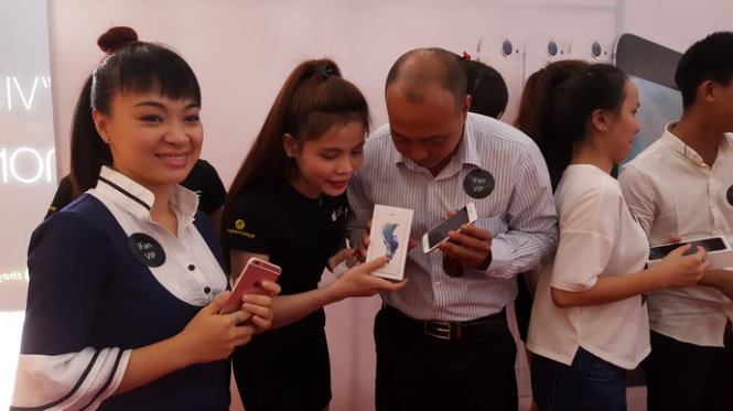 Những kh&aacute;ch h&agrave;ng nhận iPhone 6S/6S Plus ch&iacute;nh h&atilde;ng đầu ti&ecirc;n tại Thế giới Di động