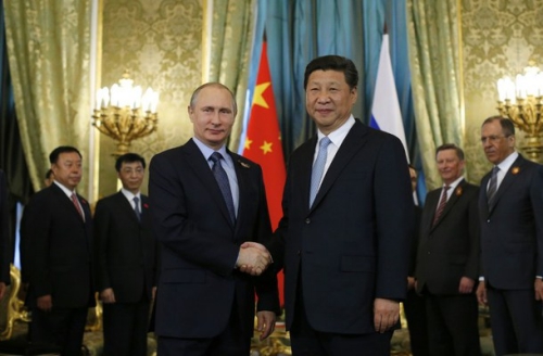 Tổng thống Nga Vladimir Putin h&ocirc;m qua bắt tay với Chủ tịch Trung Quốc Tập Cận B&igrave;nh tại Moscow