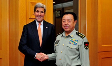 Ngoại trưởng Mỹ John Kerry (tr&aacute;i) v&agrave; Ph&oacute; Chủ tịch Uỷ ban qu&acirc;n sự Trung ương Trung Quốc Phạm Trường Long