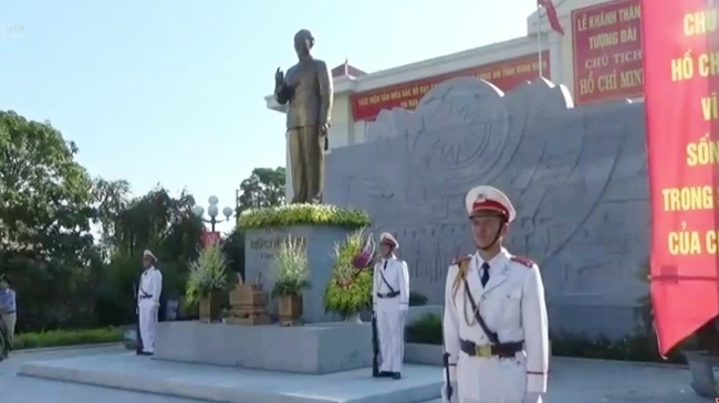 Tượng đ&agrave;i Chủ tịch Hồ Ch&iacute; Minh với C&ocirc;ng an nh&acirc;n d&acirc;n