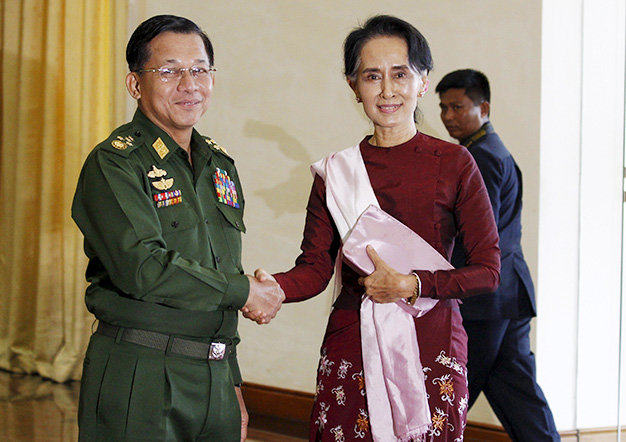Tổng tư lệnh qu&acirc;n đội Myanmar Min Aung Hlaing bắt tay c&ugrave;ng b&agrave;Aung San Suu Kyi trước cuộc họp ng&agrave;y 2/12
