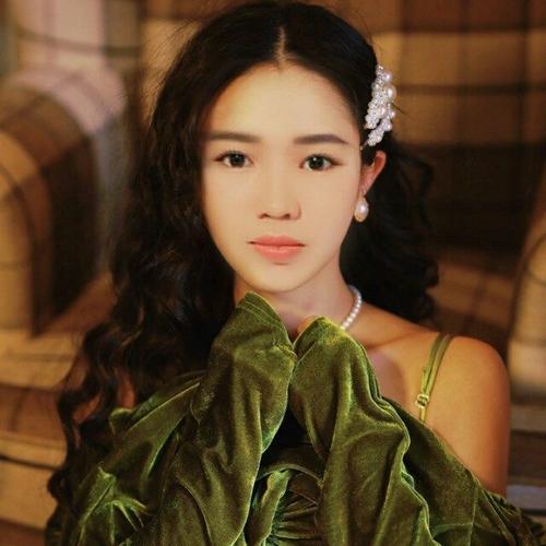 &Ocirc;ng Hwang Pyong-so (giữa) tại  một cuộc họp với Bộ trưởng Thống nhất H&agrave;n Quốc ở Incheon