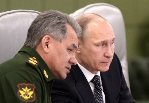 Bộ trưởng Quốc ph&ograve;ng Nga Sergei Shoigu (tr&aacute;i) v&agrave; Tổng thống Vladimir Putin