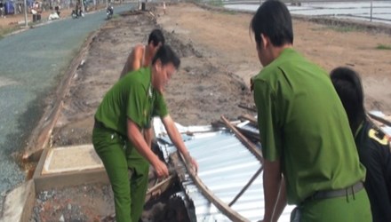 Lực lượng chức năng gi&uacute;p người d&acirc;n di dời nh&agrave; cửa, đồ đạc đến nơi an to&agrave;n