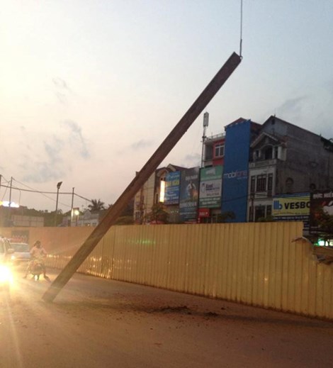 Tin tức mới cập nhật h&ocirc;m nay cho biết sắt tuột c&aacute;p cẩu rơi ở tuyến đường sắt Nhổn -Ga H&agrave; Nội
