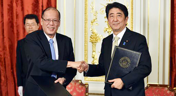 Tổng thống Philippines Aquino Benigno (tr&aacute;i) v&agrave; Thủ tướng Nhật Shinzo Abe (phải) trong cuộc gặp ở Tokyo ng&agrave;y 4/6