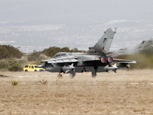 M&aacute;y bay Tornado GR4 cura Kh&ocirc;ng lực Ho&agrave;ng gia Anh cất c&aacute;nh từ căn cứ kh&ocirc;ng qu&acirc;n Akrotiri RAF