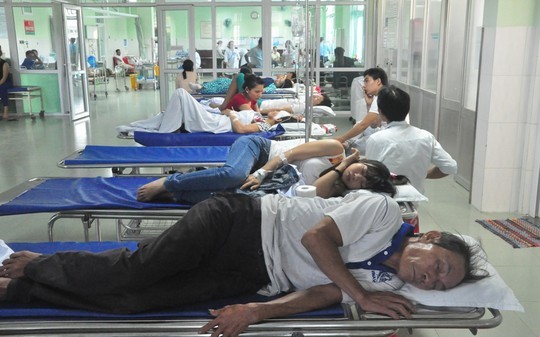 Tin tức mới cập nhật h&ocirc;m nay cho biết h&agrave;ng chục người bị ngộ độc đang nằm điều trị tại Bệnh viện đa khoa Vĩnh Đức