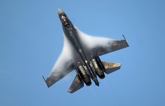Một chiến đấu cơ Su-35 tr&igrave;nh diễn tại triển l&atilde;m h&agrave;ng kh&ocirc;ng Paris ở Ph&aacute;p 