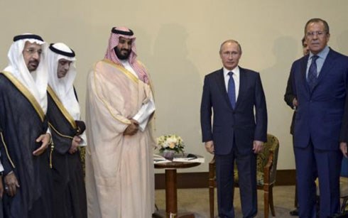 Tổng thống Nga Vladimir Putin gặp với Bộ trưởng Quốc ph&ograve;ng v&agrave; l&agrave; ho&agrave;ng tử Saudia Arabia