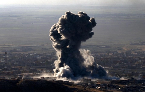 Một đòn không kích của liên minh quốc tế ở thị trấn Sinjar, tỉnh Mosul, miền bắc Iraq Một đòn không kích của liên minh quốc tế ở thị trấn Sinjar, tỉnh Mosul, miền bắc Iraq