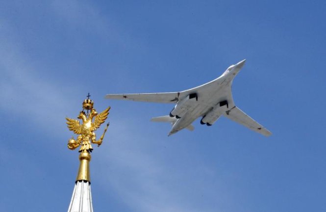 M&aacute;y bay Tu-160 bay tr&ecirc;n bầu trời Matxcơva trong một cuộc diễu binh