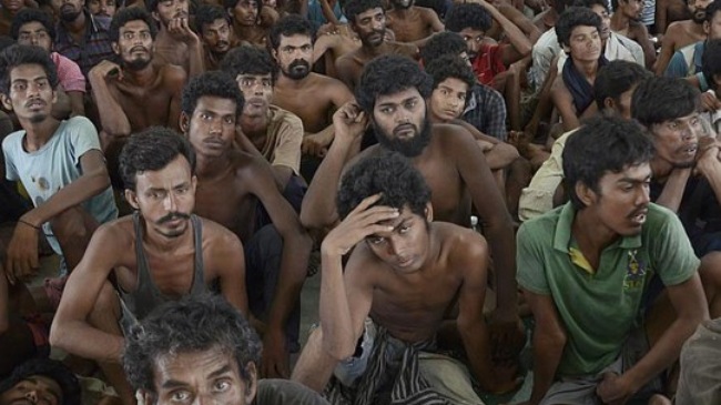 Di d&acirc;n đến từ Myanmar v&agrave; Bangladesh tại đồn cảnh s&aacute;t thị trấn Kuah, bang Kedah, Malaysia ng&agrave;y 11/5