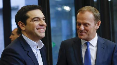 Thủ tướng Hy Lạp Alexis Tsipras (trái) bắt tay Chủ tịch hội đồng EU Donald Tusk Thủ tướng Hy Lạp Alexis Tsipras (trái) bắt tay Chủ tịch hội đồng EU Donald Tusk