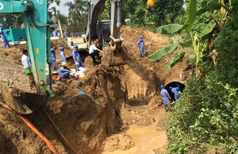 Tin tức mới cập nhật hôm nay cho biết vỡ đường ống nước sông Đà lần thứ 13 Tin tức mới cập nhật hôm nay cho biết vỡ đường ống nước sông Đà lần thứ 13