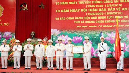 Bộ trưởng Bộ Công an trao tặng danh hiệu Anh hùng LLVT nhân dân cho Công an Hà Nội Bộ trưởng Bộ Công an trao tặng danh hiệu Anh hùng LLVT nhân dân cho Công an Hà Nội